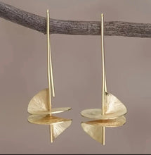 Load image into Gallery viewer, Rotating Gold earrings
